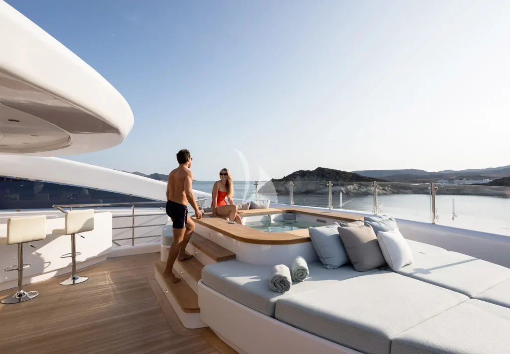 Sundeck jacuzzi