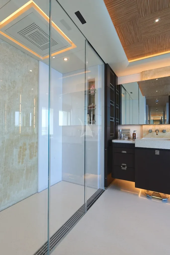 Master bathroom en suite