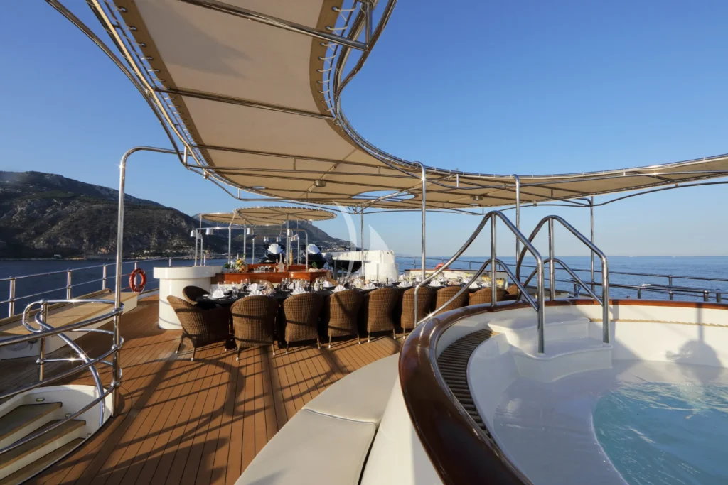 SUNDECK DINING AND JACUZZI