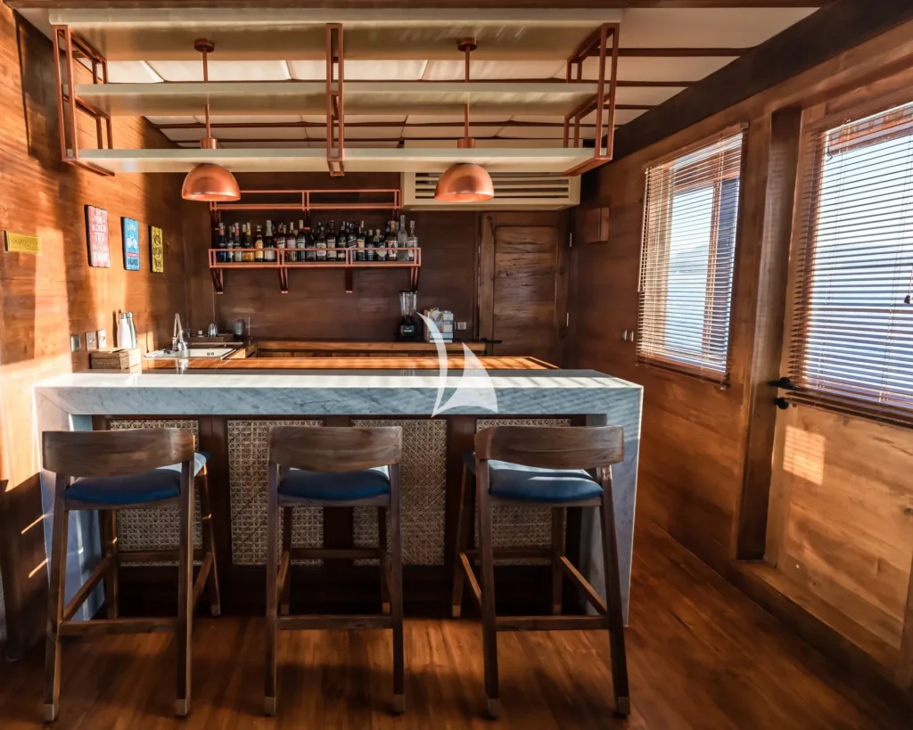 Main deck bar