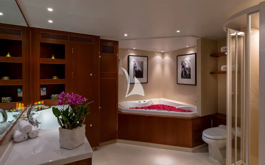 Master Stateroom en-suite