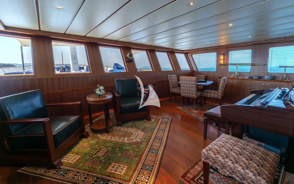 Main deck saloon forward
