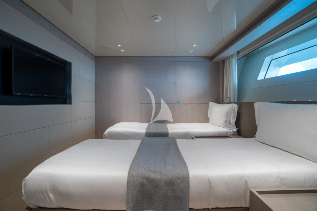LANCE | Twin Cabin