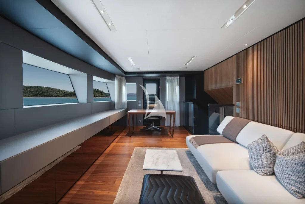 Master cabin observation lounge/office