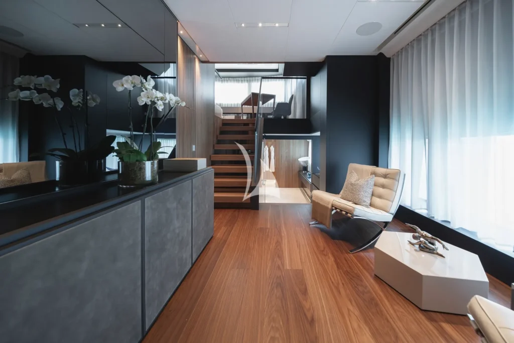 Master cabin foyer