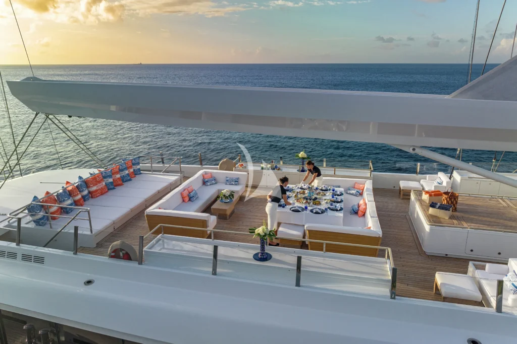 Upper deck without Bimini up