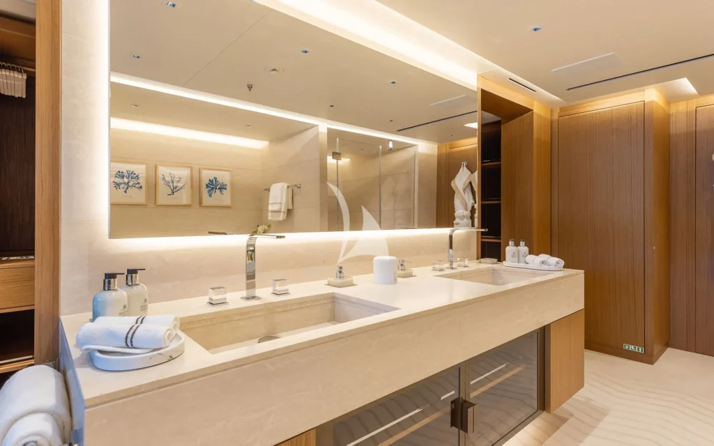 Principle Charterer's en suite