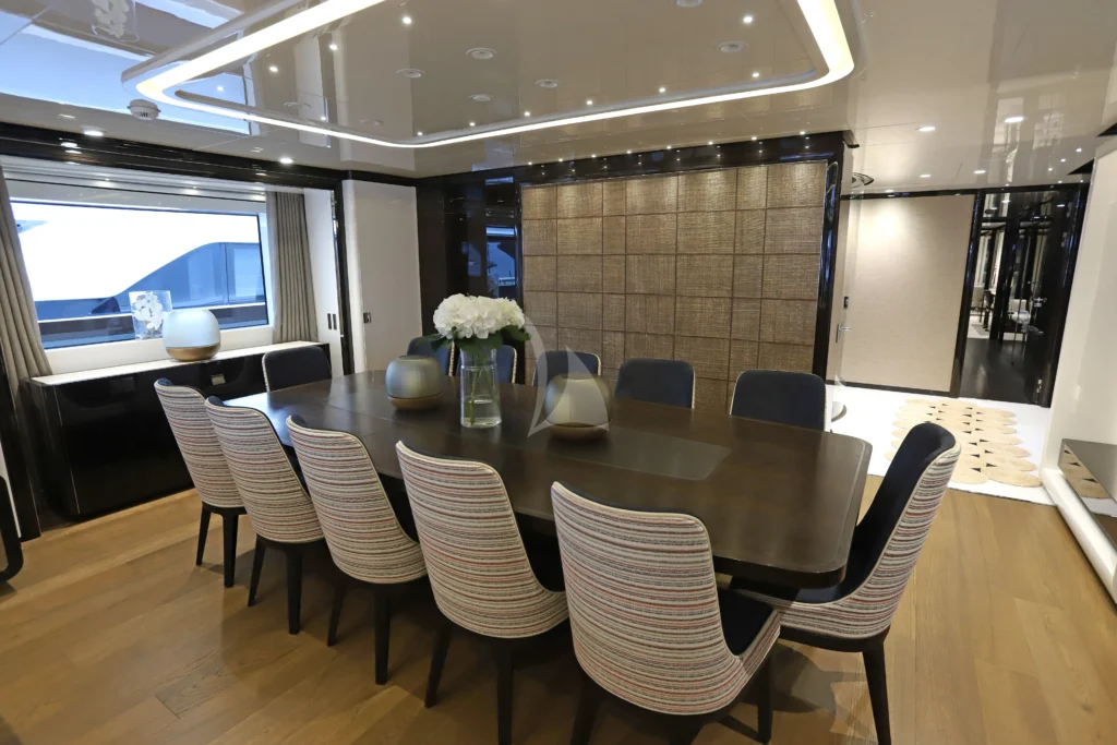 Main deck salon - dining