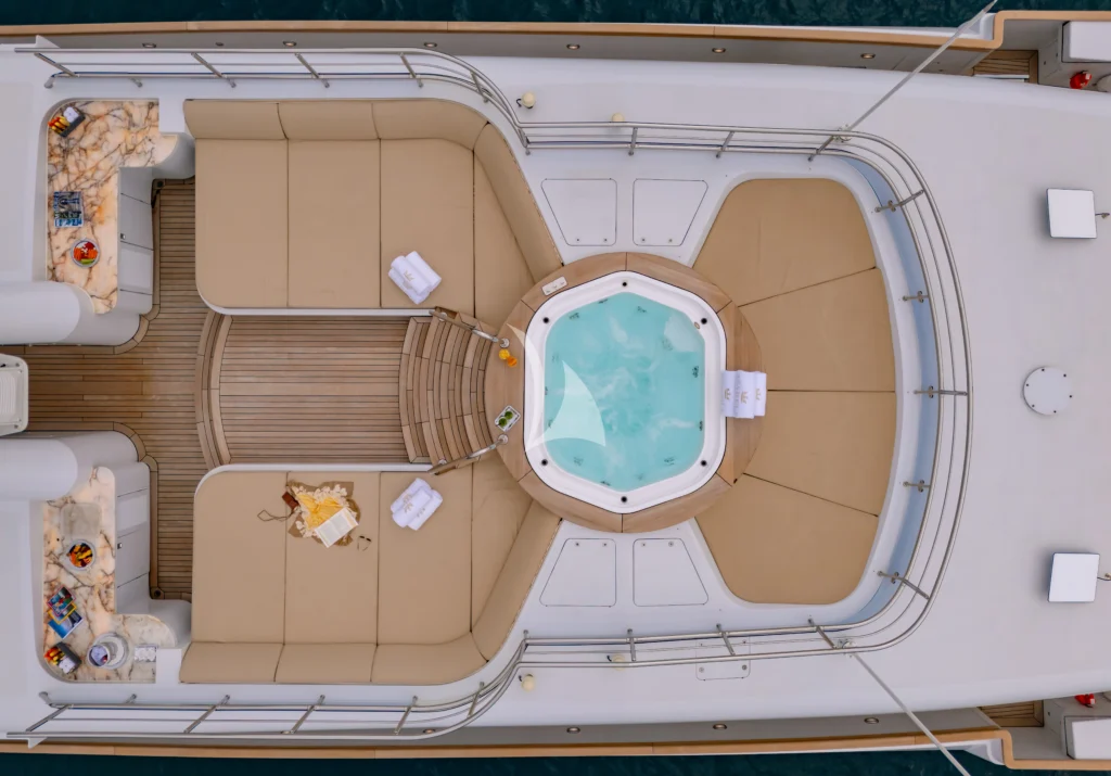 Sundeck jacuzzi