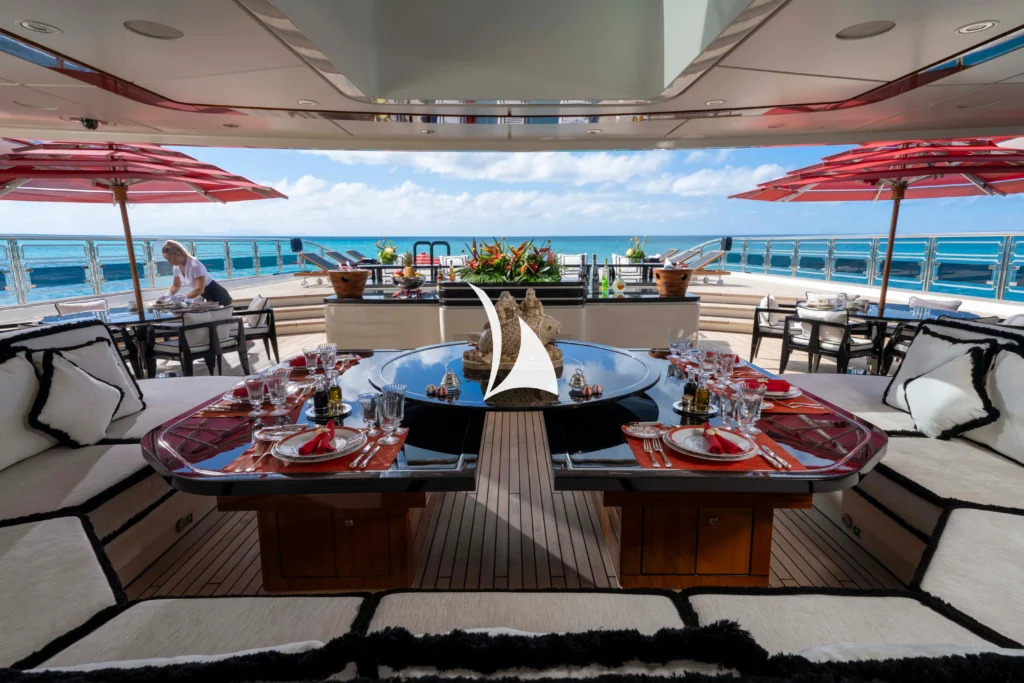 ALFA NERO - Aft deck dining