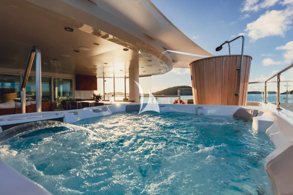 Senses Sundeck Jacuzzi