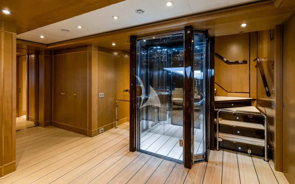 Elevator to all decks