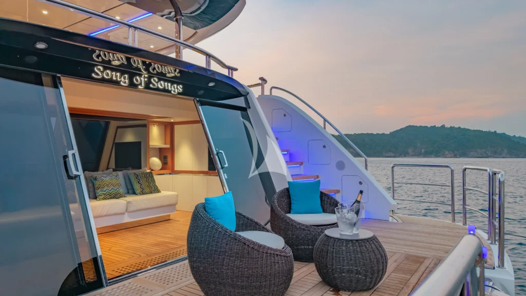 Beach club and platform