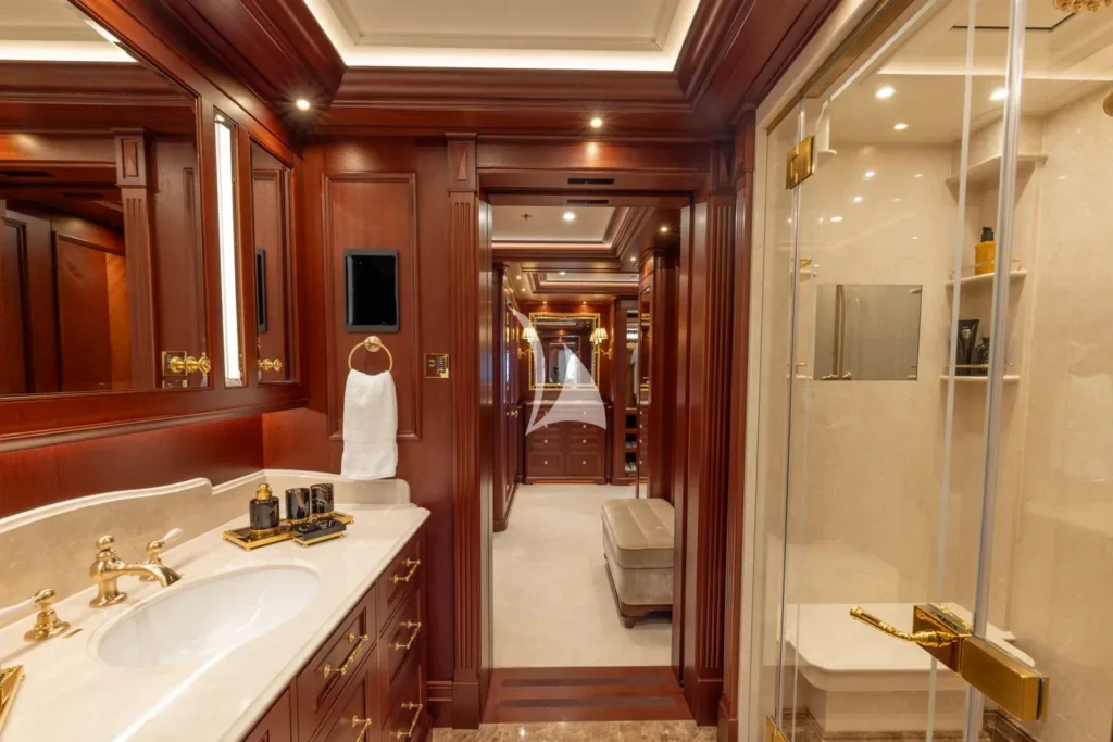 Owner's shower room 'his' en suite