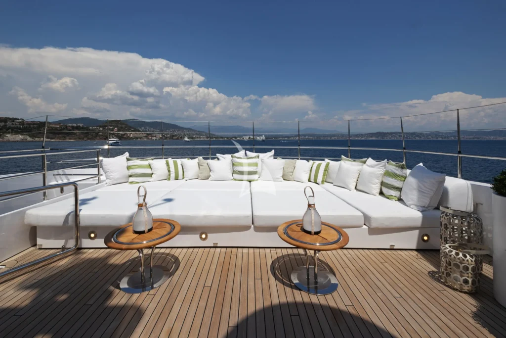 Sundeck aft