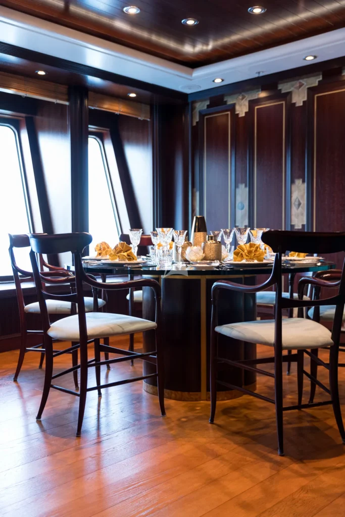 Main deck dining