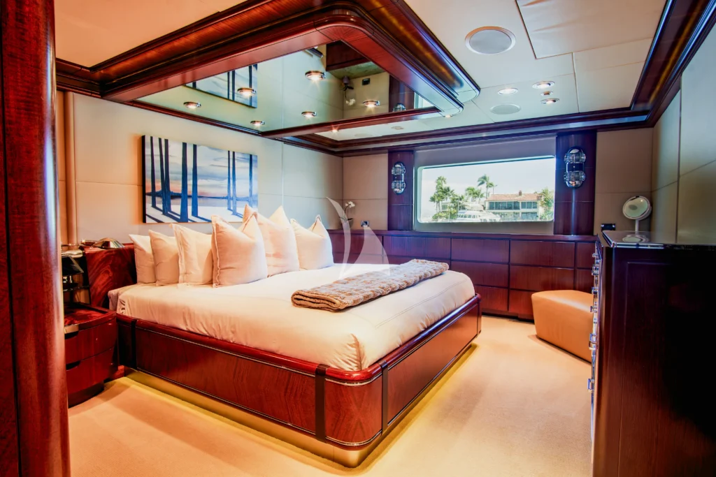 Primary Stateroom (Main Deck)