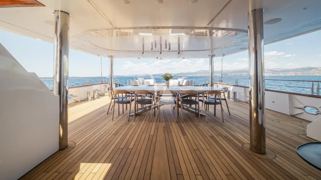 Main deck aft, Alfresco dining