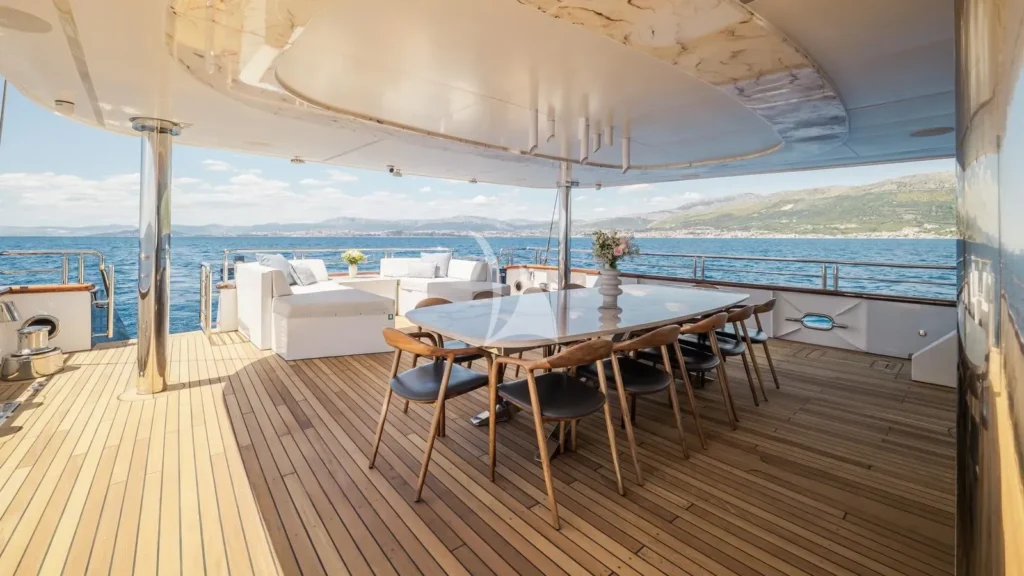 Main deck aft, Alfresco dining