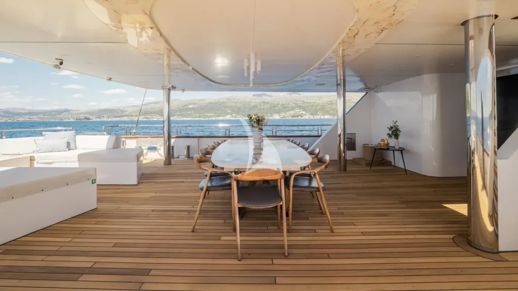 Main deck aft, Alfresco dining