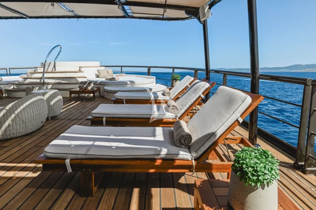 bridge deck - lounge area