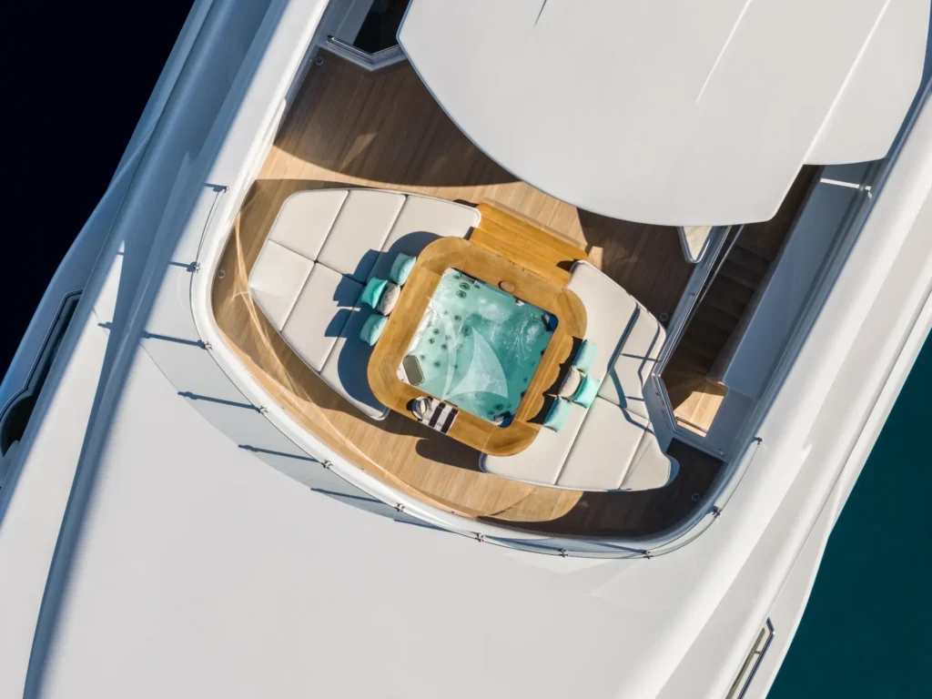 Sundeck jacuzzi