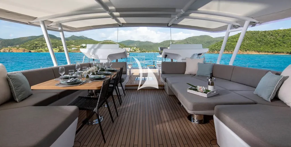 Cockpit dining and lounging options