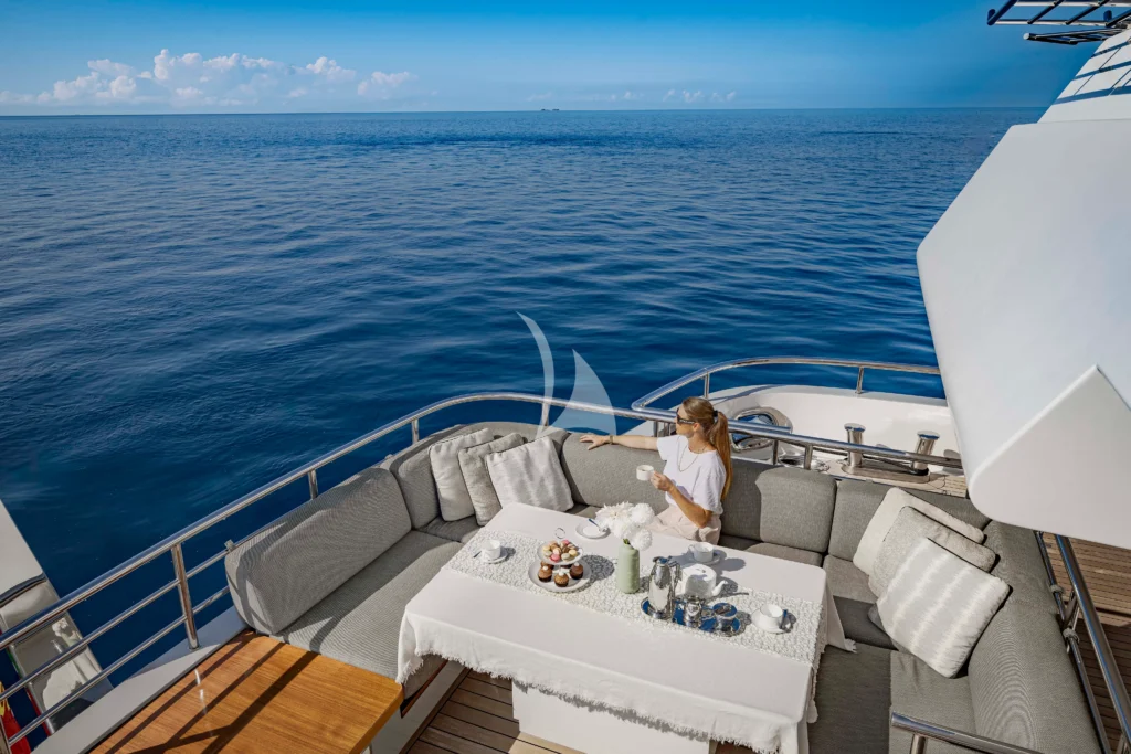 Main Deck Aft Seating Nook