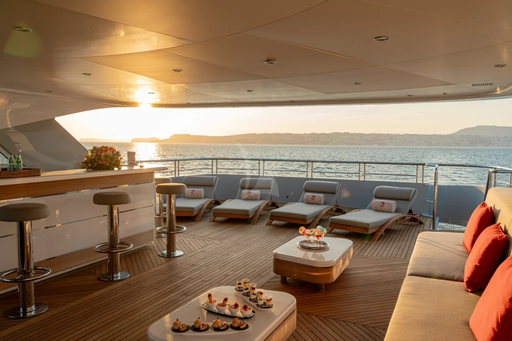 Flybridge, sun loungers