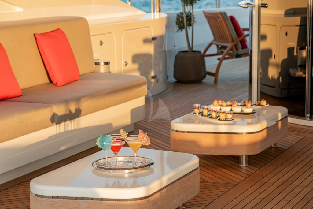 Flybridge, cocktails at bar